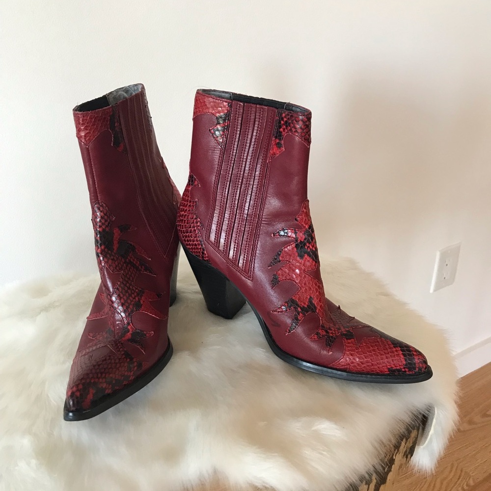 Guess by Marciano snakeskin-like cowboy boots sz 8